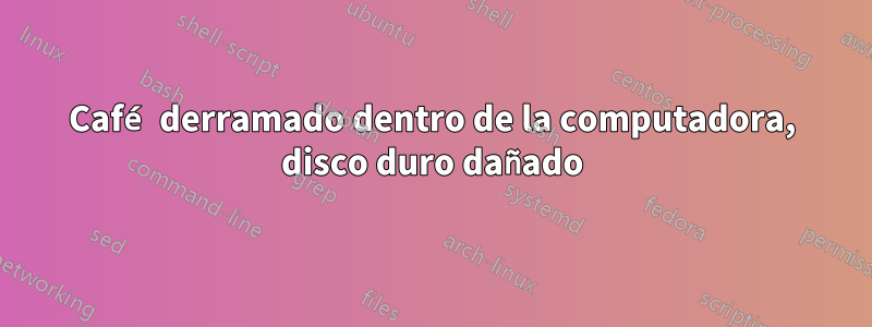 Café derramado dentro de la computadora, disco duro dañado