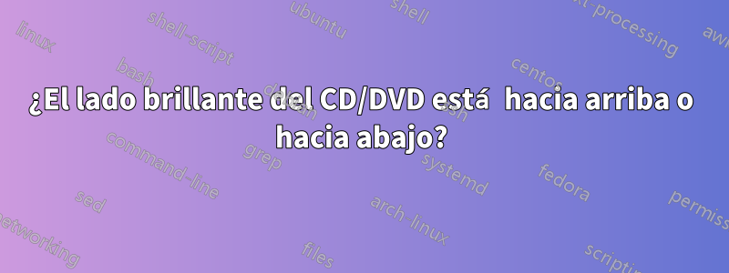 ¿El lado brillante del CD/DVD está hacia arriba o hacia abajo?