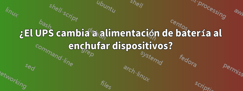 ¿El UPS cambia a alimentación de batería al enchufar dispositivos?