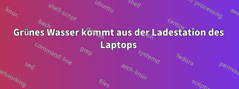 Grünes Wasser kommt aus der Ladestation des Laptops