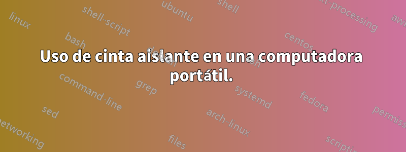 Uso de cinta aislante en una computadora portátil.