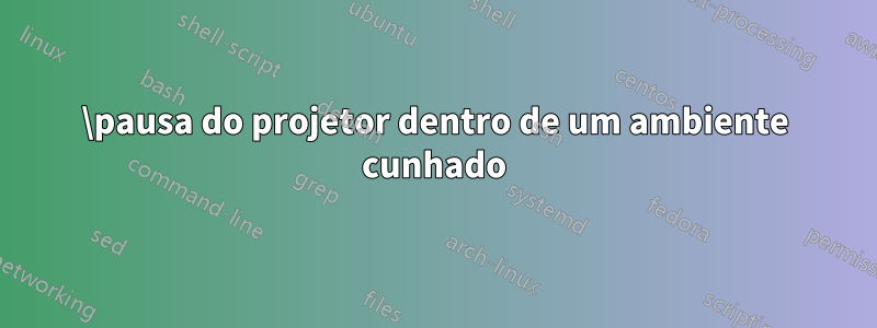 \pausa do projetor dentro de um ambiente cunhado